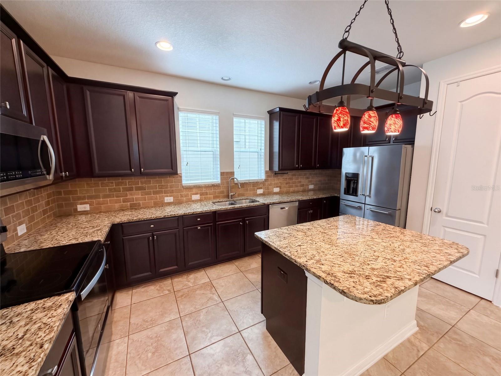 Casas a venda 2 - Jen Dantas 8231 LAUREATE BOULEVARD