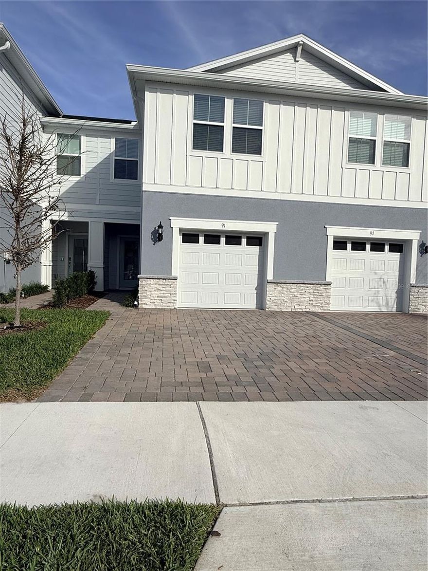 well- maintained home located in the desirable Oviedo area. Features an open floor plan,bright living spaces, and comfortable bedrooms. Conveniently located near top-rated schools, shopping, dining, and major highways, with easy access to UCF,great opportunity in a sought-after location.
