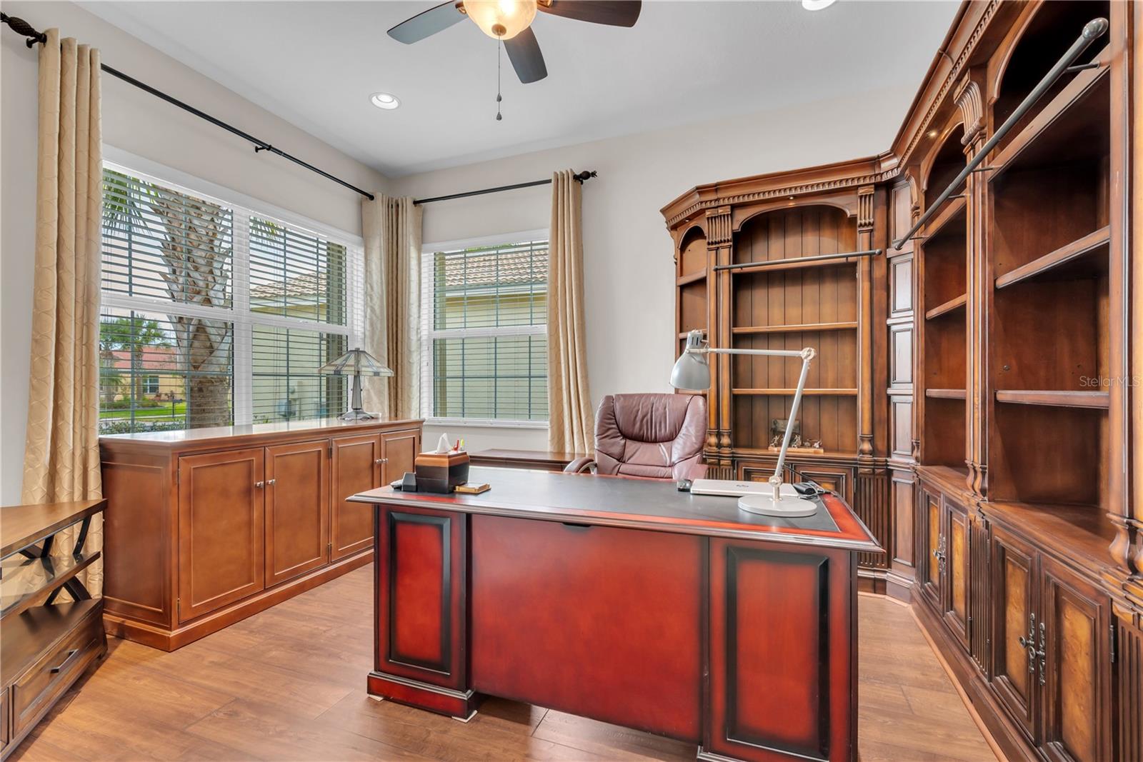 VALENCIA LAKES - Residential