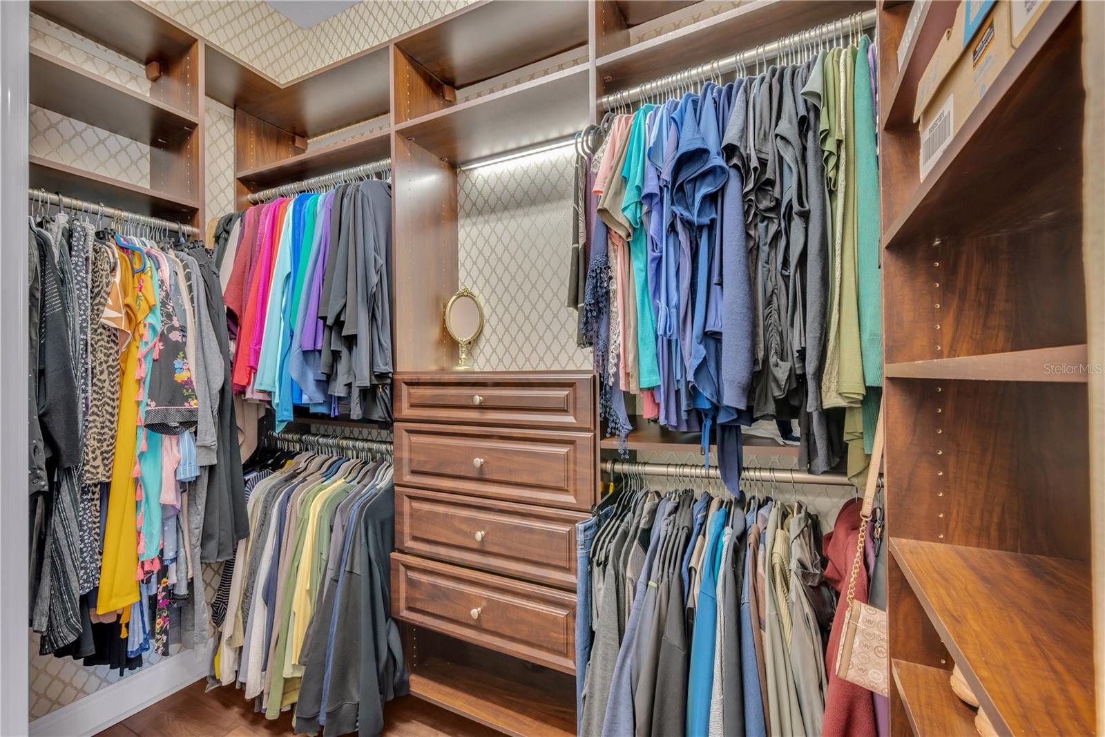 VALENCIA LAKES - Residential