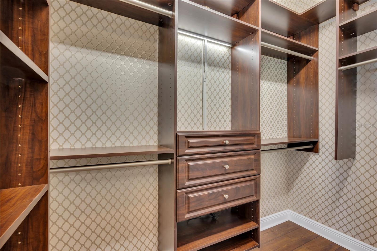 VALENCIA LAKES - Residential