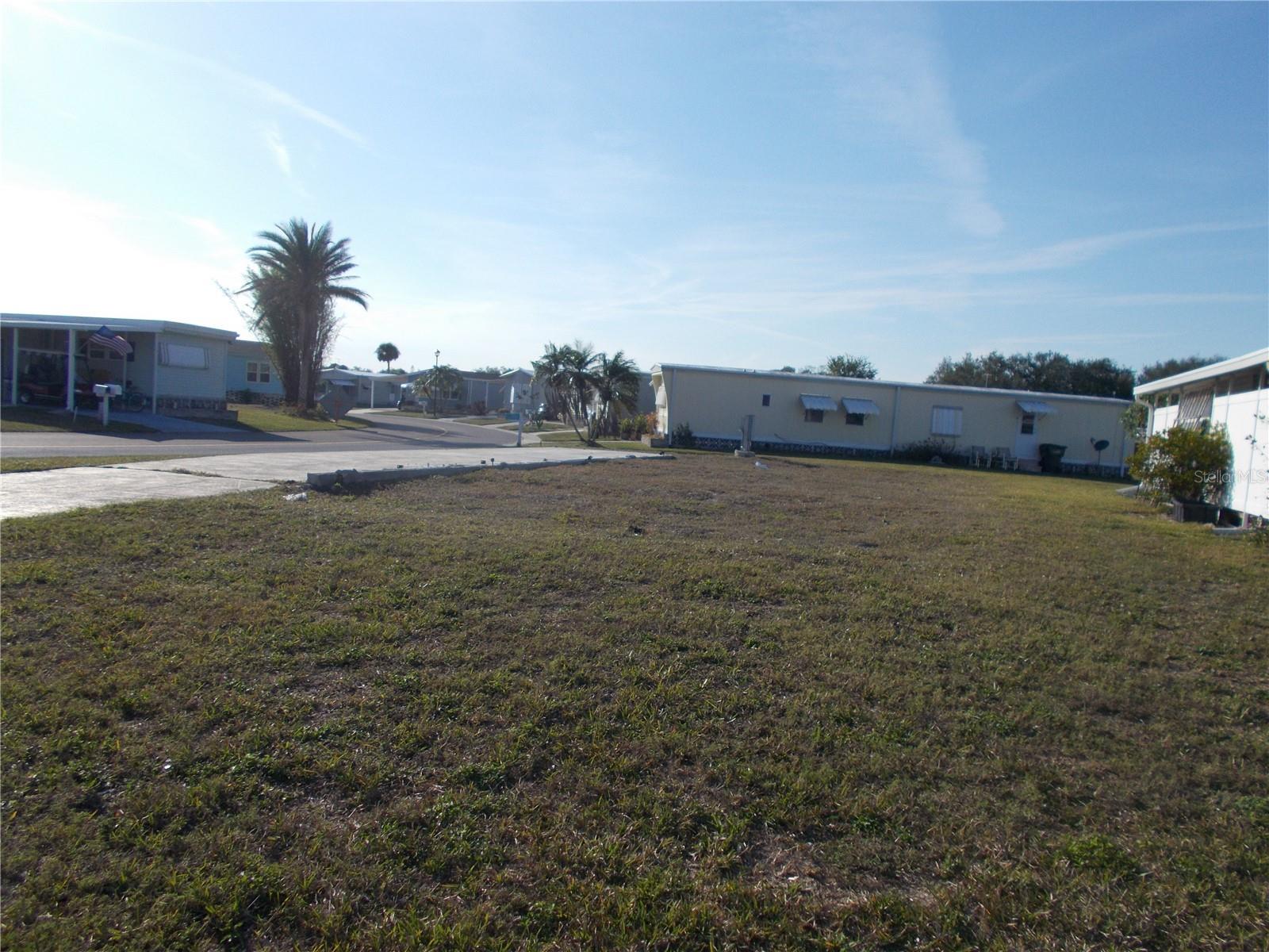 HOLIDAY PARK - Land