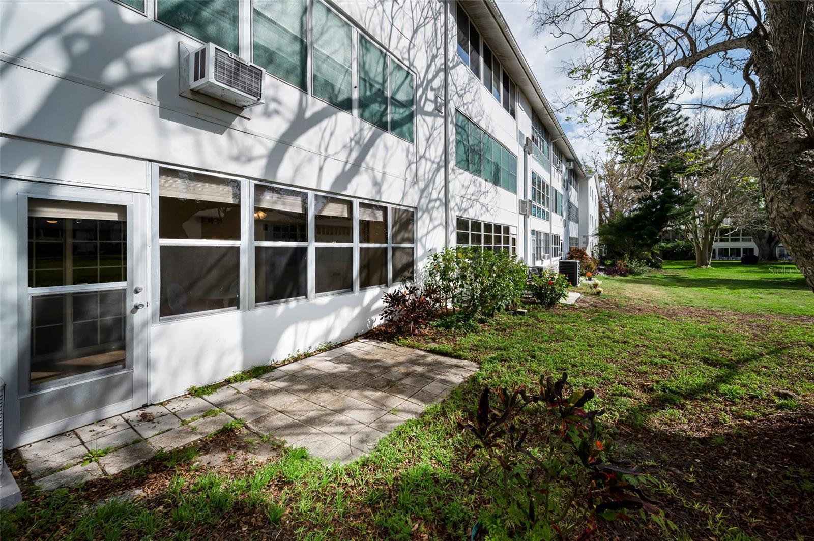 DOUGLAS ARMS - Residential