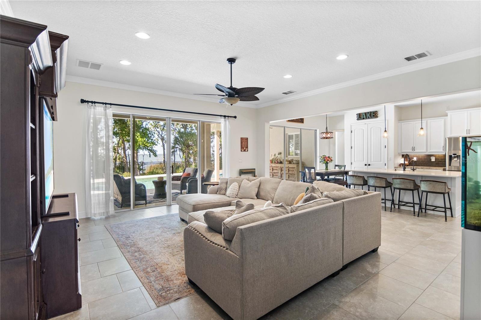 557 LAKE COVE POINTE CIRCLE