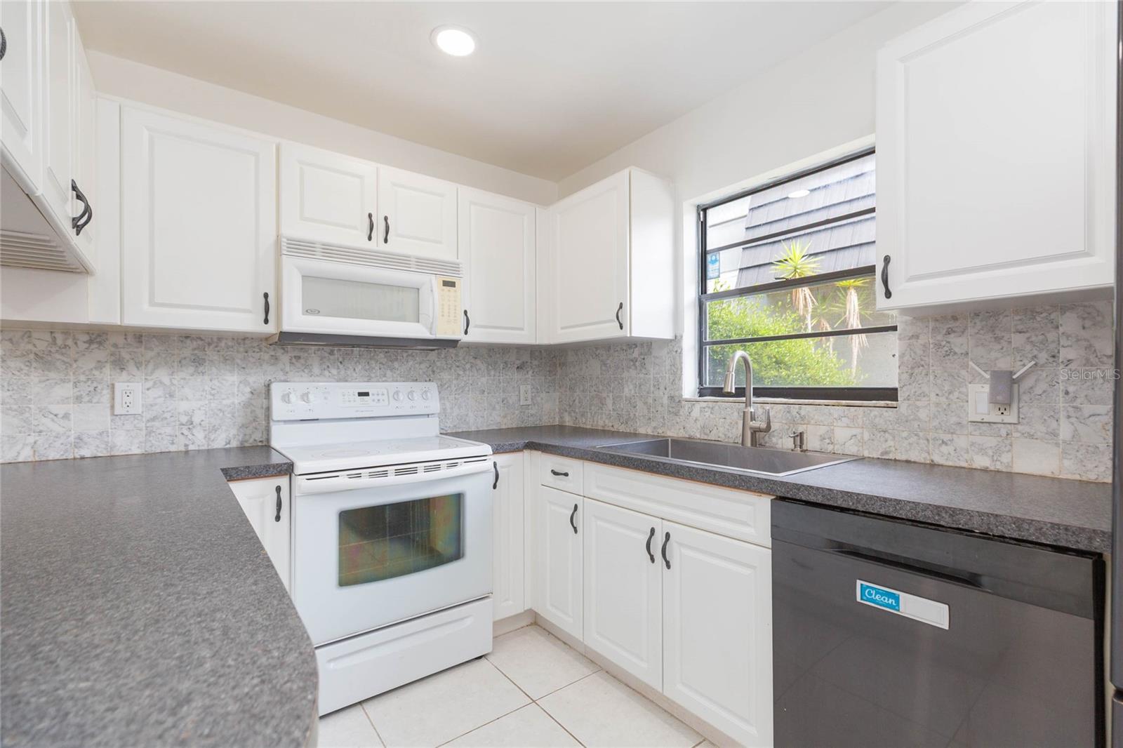 TOWNHOMES OF COUNTRY RUN PH - Residential