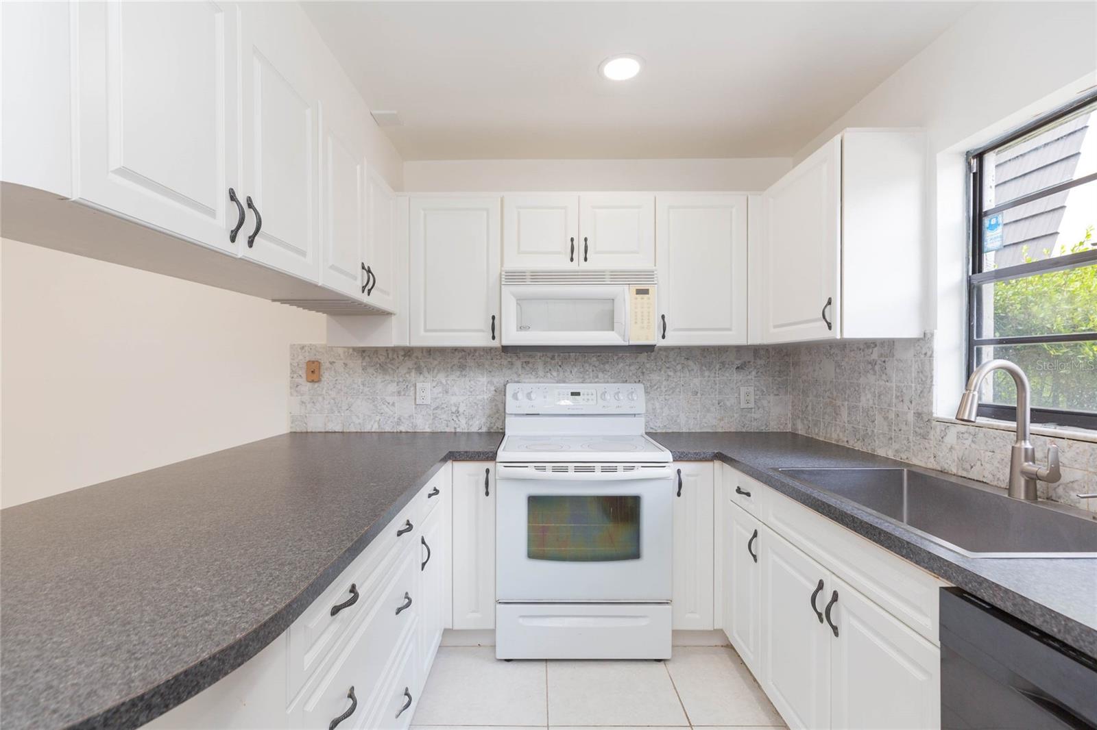 TOWNHOMES OF COUNTRY RUN PH - Residential