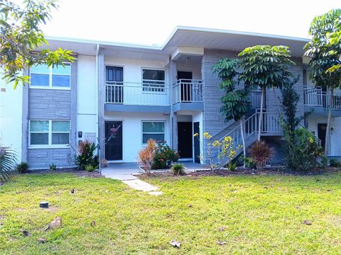 Photo of 116 SW Jefferson Circle N #7, St Petersburg, FL 33703 (MLS # TB8440642)
