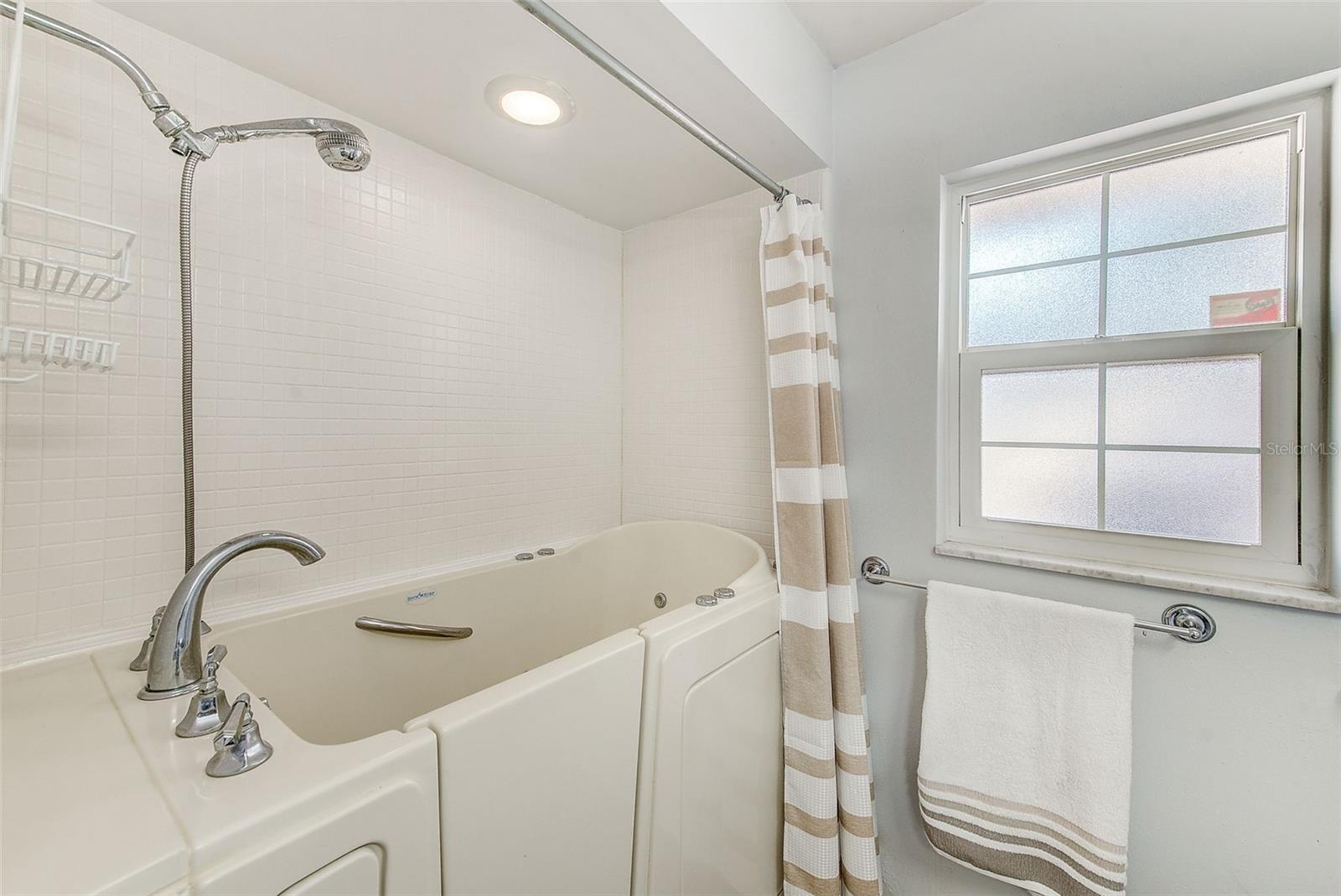 OAKHURST PARK 1ST ADD - Residential Lease