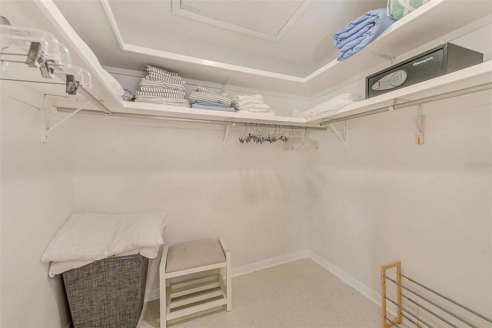 OAKHURST PARK 1ST ADD - Residential Lease