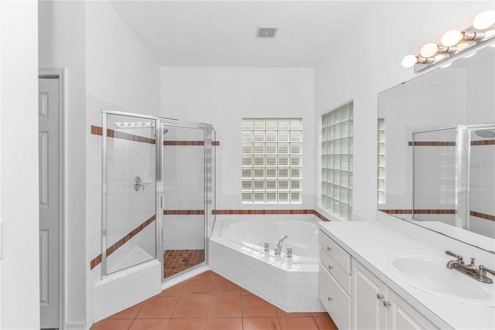 WOODBOUND LAKES SUB - Residential