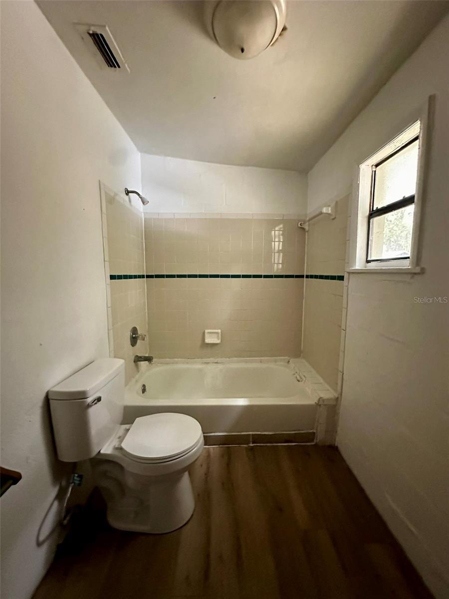 HARRIS ESTATE HARRIS LANDS REPL E 1/2 - Residential Lease