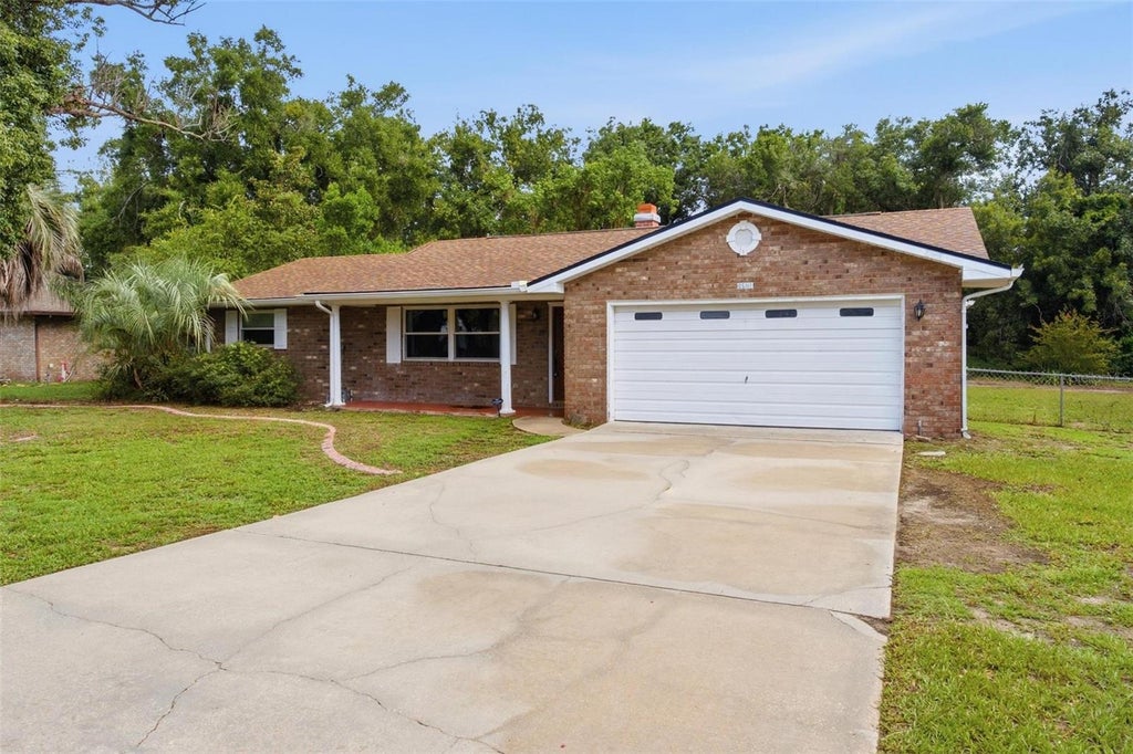 Photo of 5118 Magnolia Terrace, Fruitland Park, FL 34731 (MLS # G5115454)