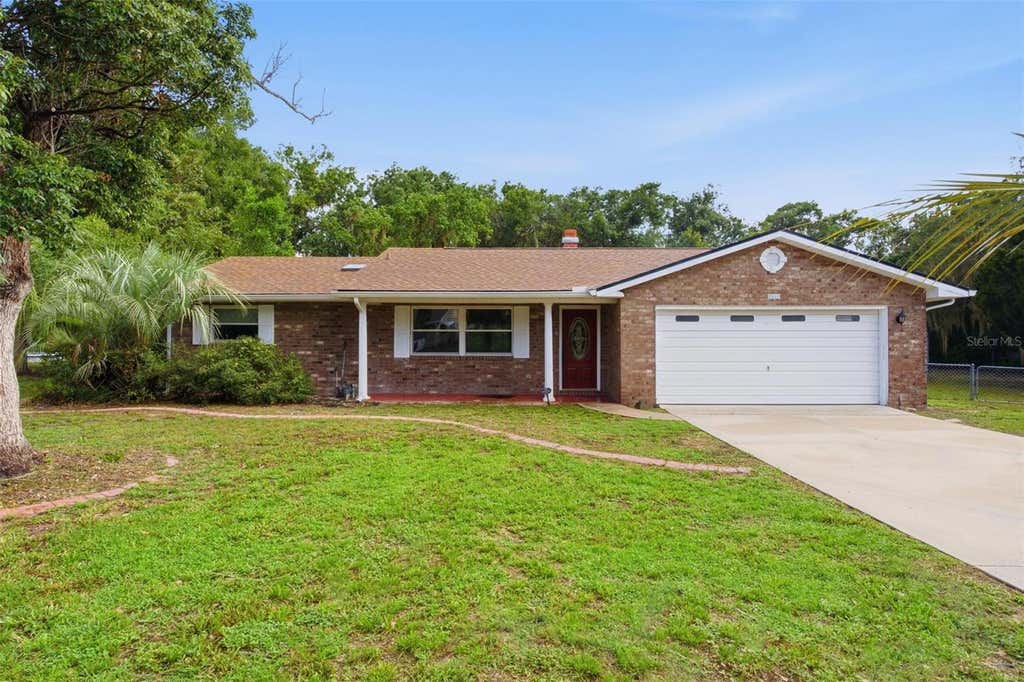 Photo of 5118 Magnolia Terrace, Fruitland Park, FL 34731 (MLS # G5115454)