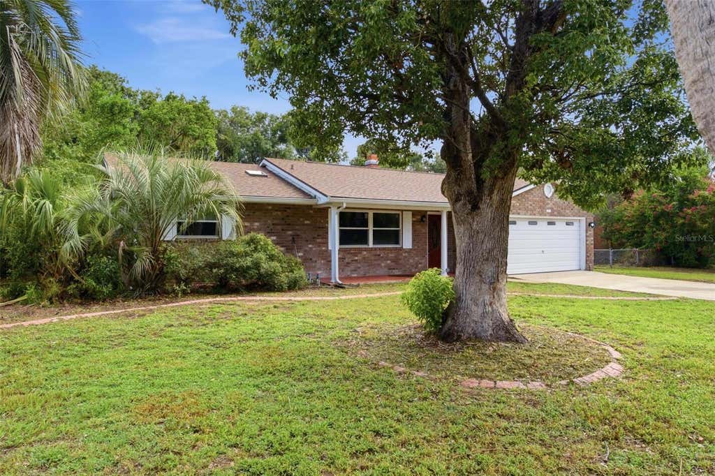 Photo of 5118 Magnolia Terrace, Fruitland Park, FL 34731 (MLS # G5115454)