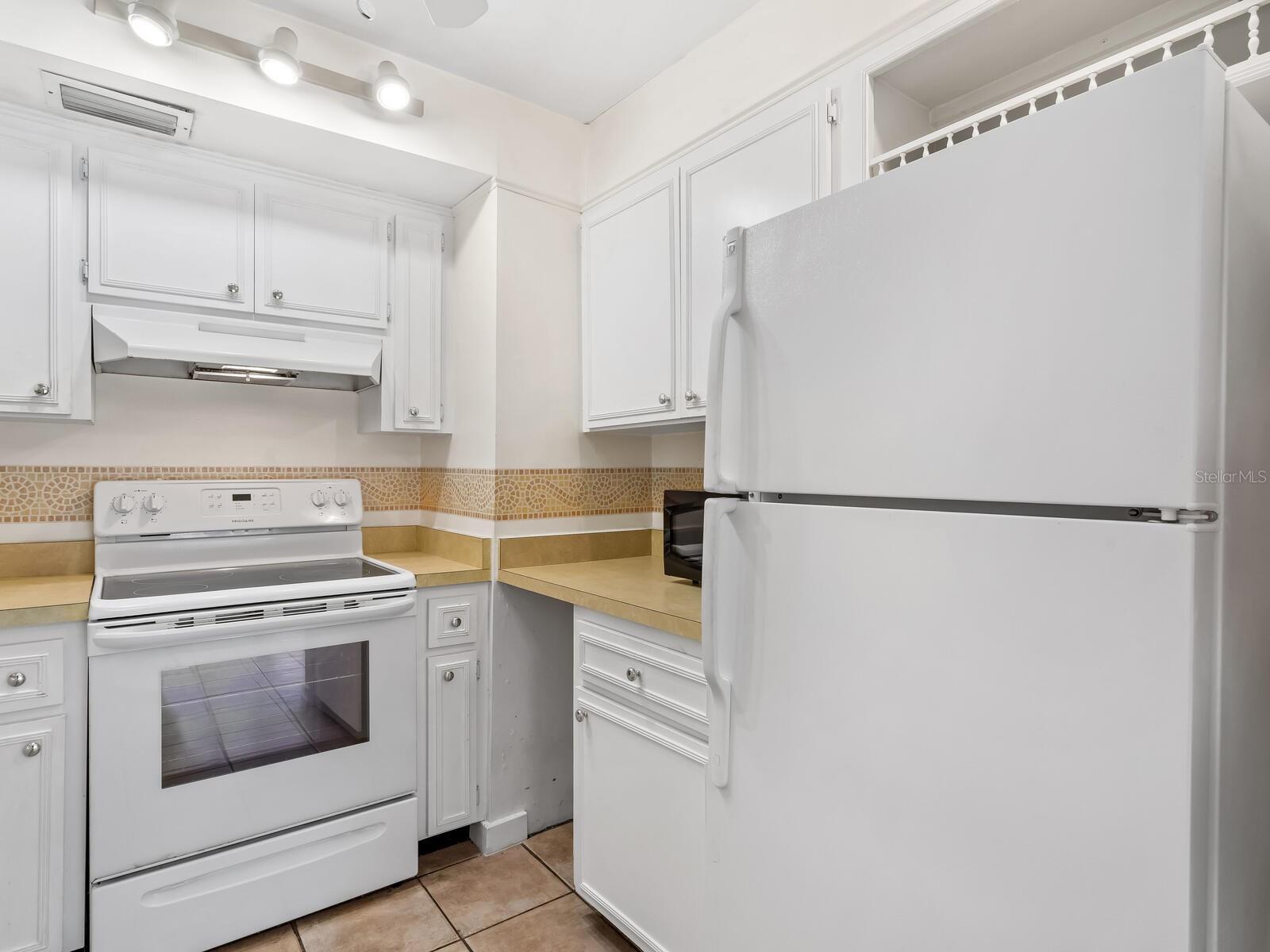 SUMMER LAKES - Residential