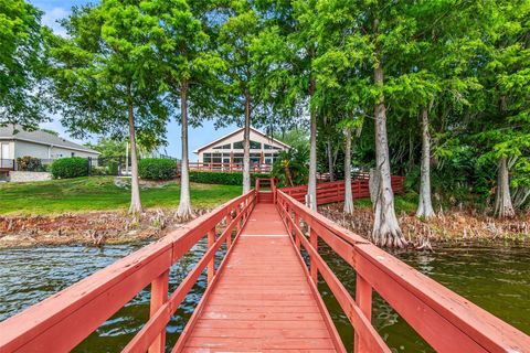 A home in WINTER HAVEN