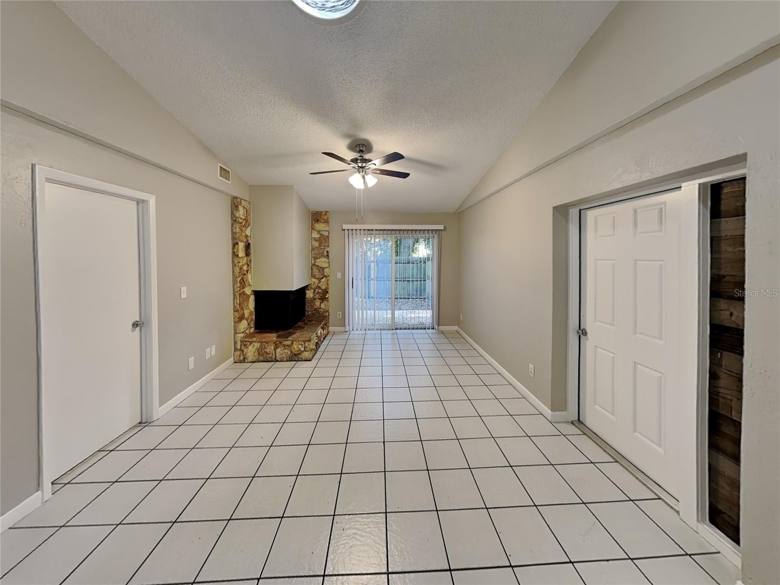 DUNLAWTON HILLS UNIT 01 - Residential Lease