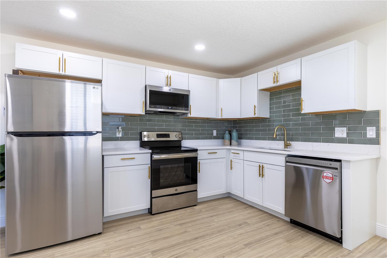 BUNGALOW COURT IN COLEMANS DAYTONA - Residential