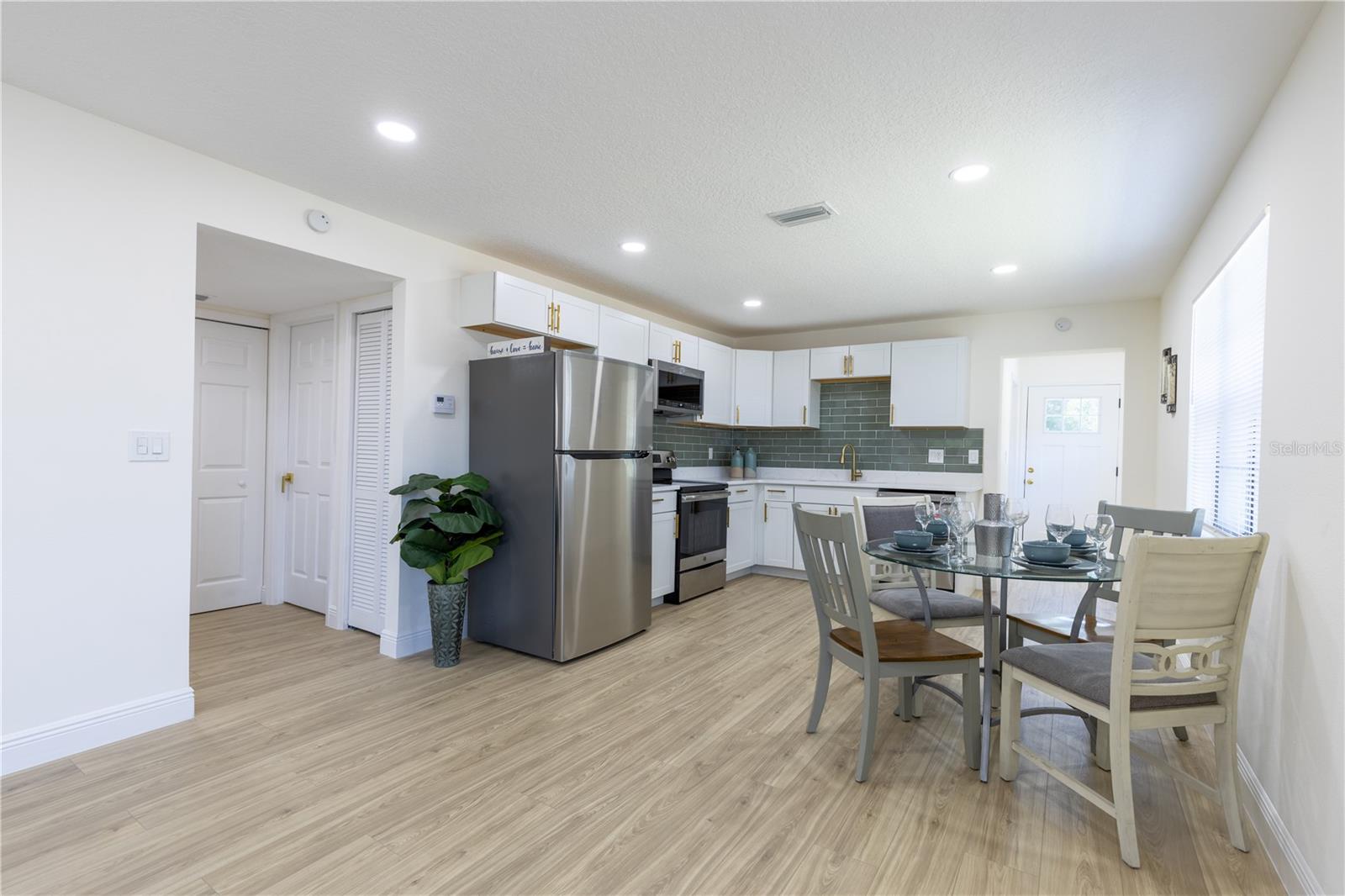 BUNGALOW COURT IN COLEMANS DAYTONA - Residential