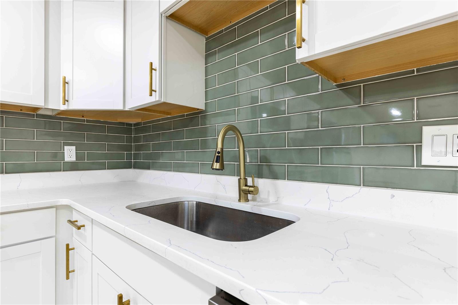 BUNGALOW COURT IN COLEMANS DAYTONA - Residential
