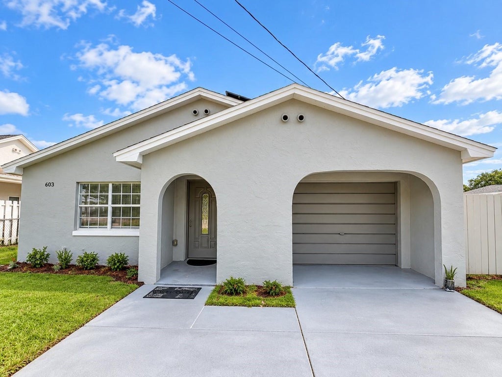 Photo of 603 N Forrest Avenue, Kissimmee, FL 34741 (MLS # S5159498)