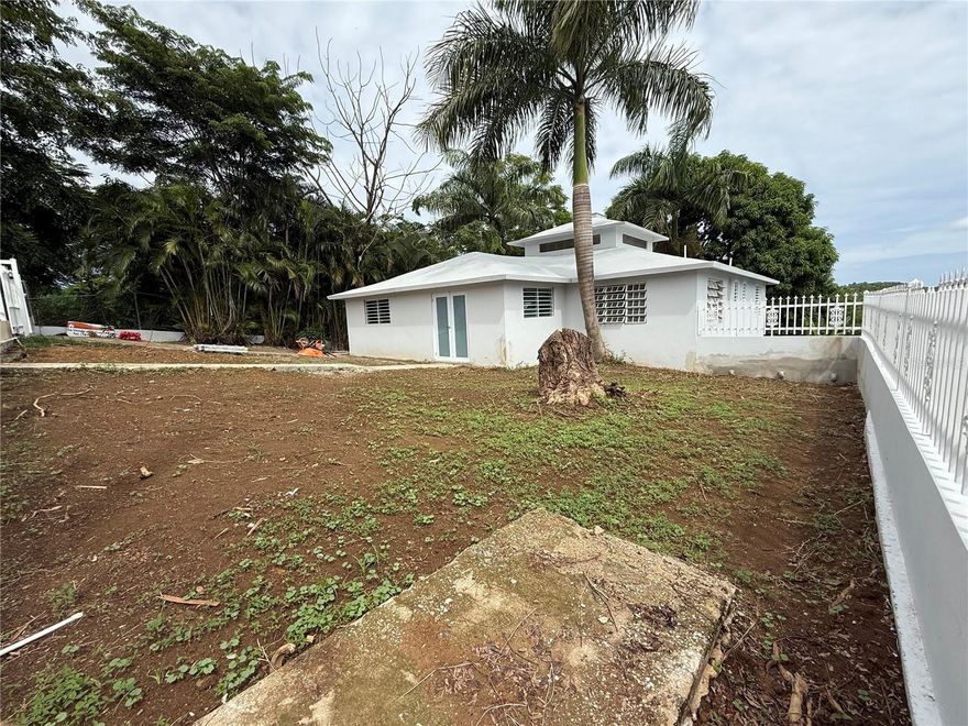 Beautiful, fully remodeled property, located in a quiet cul-de-sac area with few properties. New flooring, remodeled kitchen, renovated bathrooms, fresh paint, roof treatment, and multiple upgrades,1 carport + balcony/porch
 Very quiet and private residential area. Ideal for families looking for comfort, tranquility, and a move-in ready property.