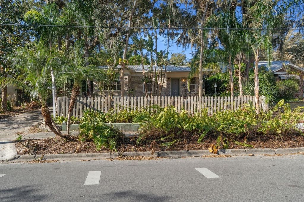 Photo of 1409 E Park Circle, Tampa, FL 33604 (MLS # TB8476474)