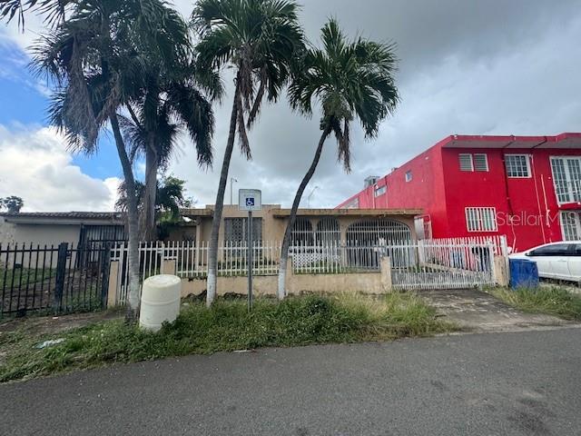 Excellent opportunity to own a high-visibility property with commercial potential, strategically located directly across from Plazoleta del Cantón Shopping Mall on busy Avenida Comerio (Road 167).
Outstanding Location – Heavy foot and vehicle traffic
Ideal for retail, office space, or mixed-use development
Easy access and strong visibility for any type of business
Whether you're looking to expand your business or invest in a high-traffic commercial area, this property offers the exposure and accessibility your project needs.