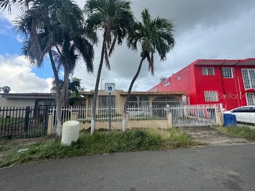 Excellent opportunity to own a high-visibility property with commercial potential, strategically located directly across from Plazoleta del Cantón Shopping Mall on busy Avenida Comerio (Road 167).
Outstanding Location – Heavy foot and vehicle traffic
Ideal for retail, office space, or mixed-use development
Easy access and strong visibility for any type of business
Whether you're looking to expand your business or invest in a high-traffic commercial area, this property offers the exposure and accessibility your project needs.