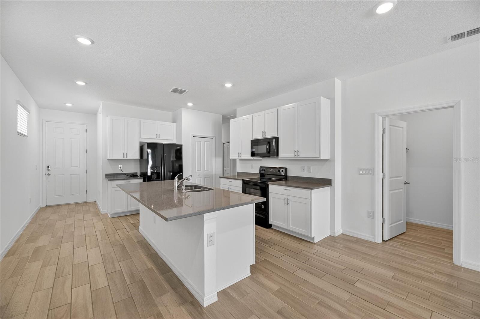 SOUTH FORK S & TR T - Residential Lease