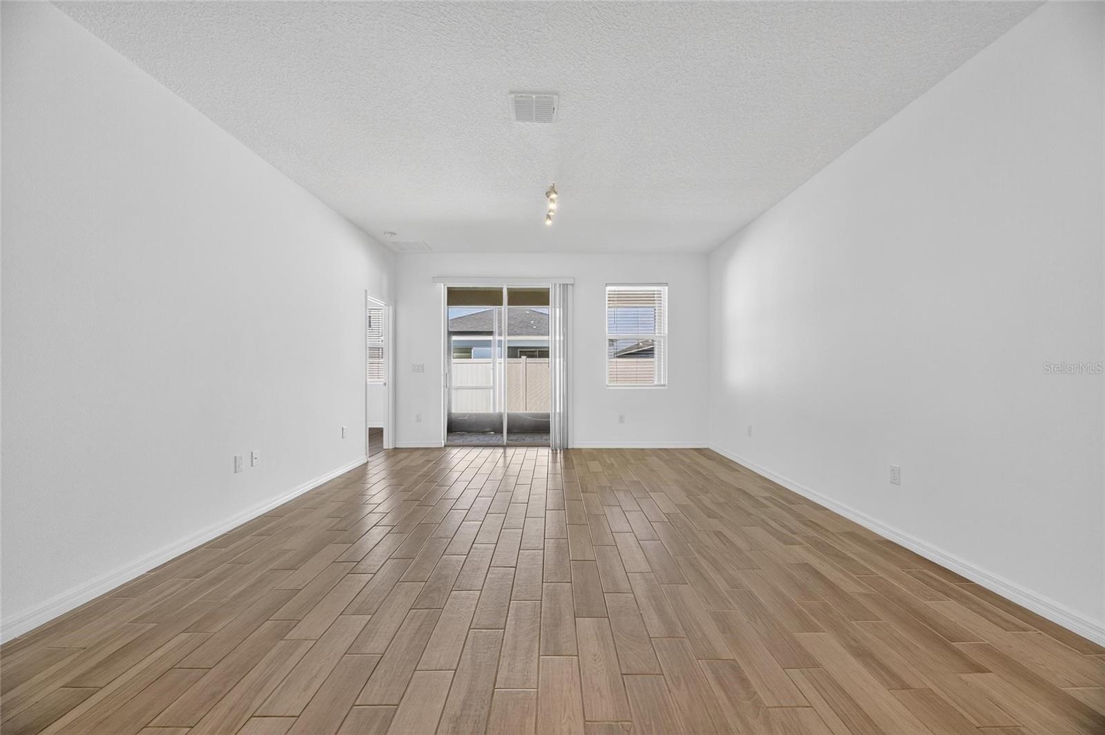 SOUTH FORK S & TR T - Residential Lease