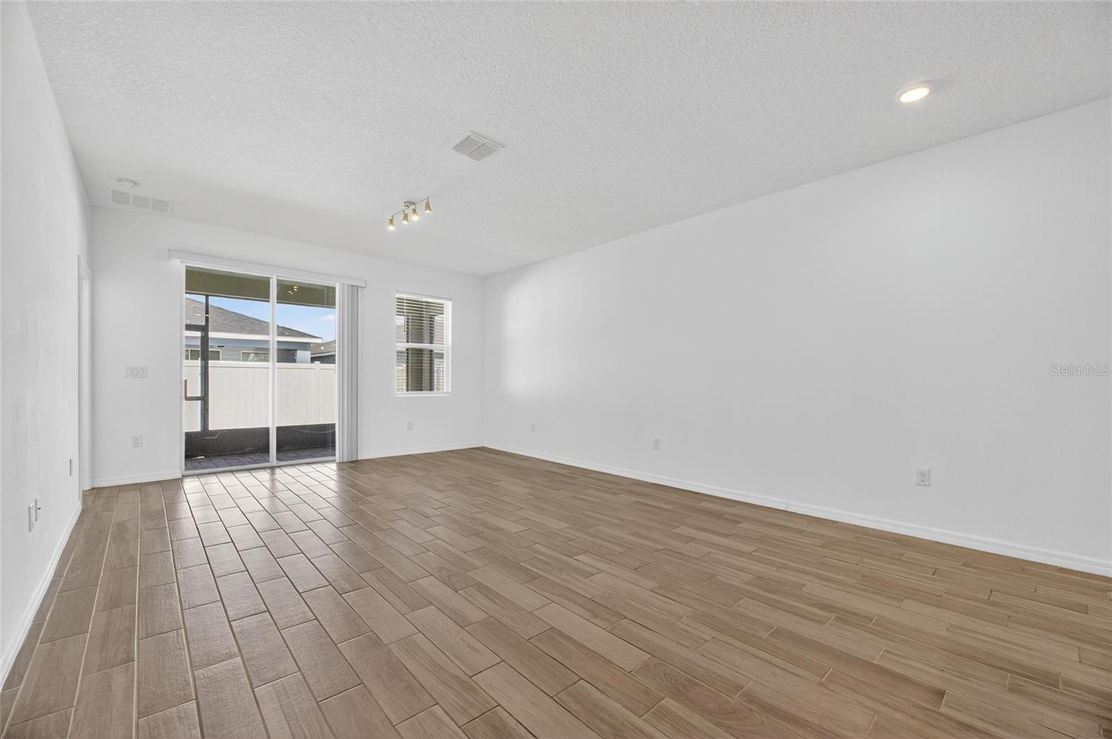 SOUTH FORK S & TR T - Residential Lease