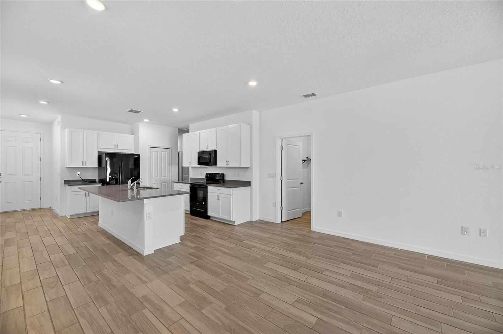 SOUTH FORK S & TR T - Residential Lease