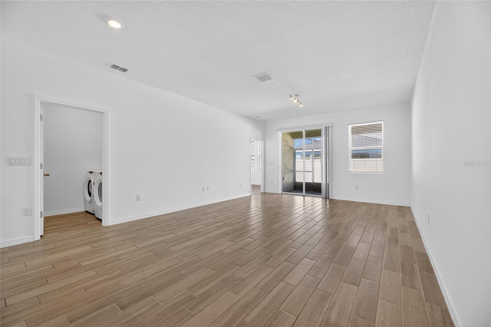 SOUTH FORK S & TR T - Residential Lease