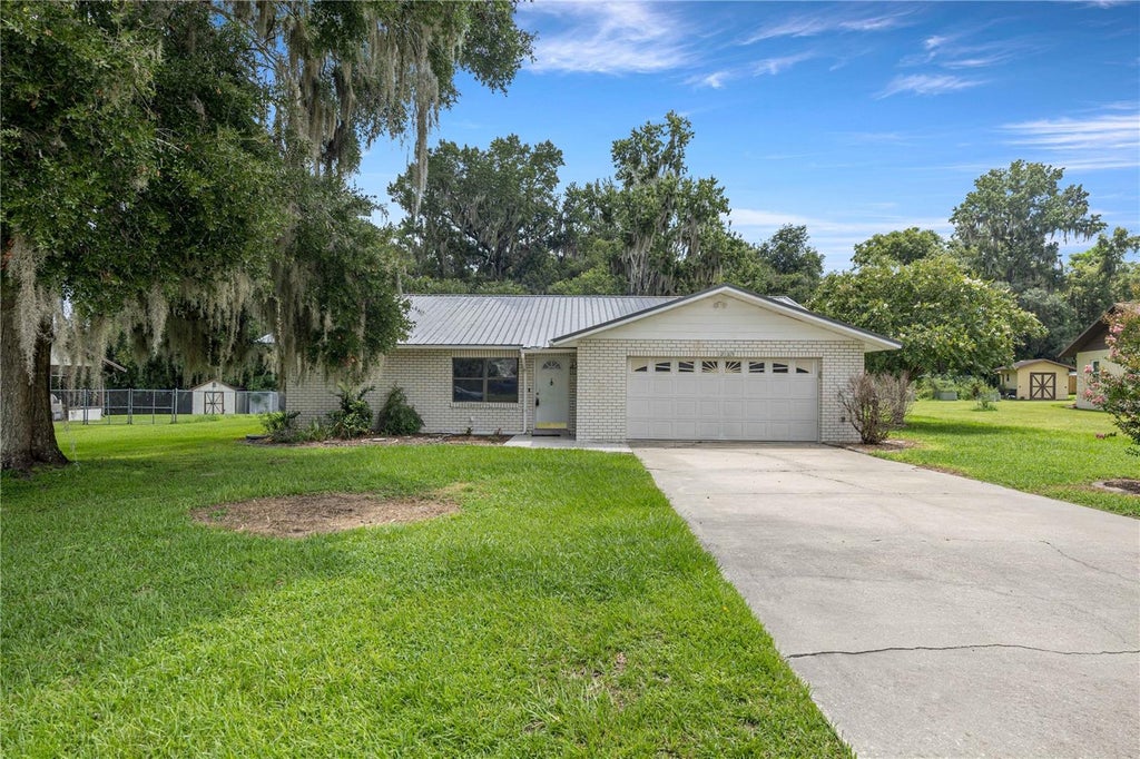 Photo of 12185 SE 61st Court, Belleview, FL 34420 (MLS # G5115701)