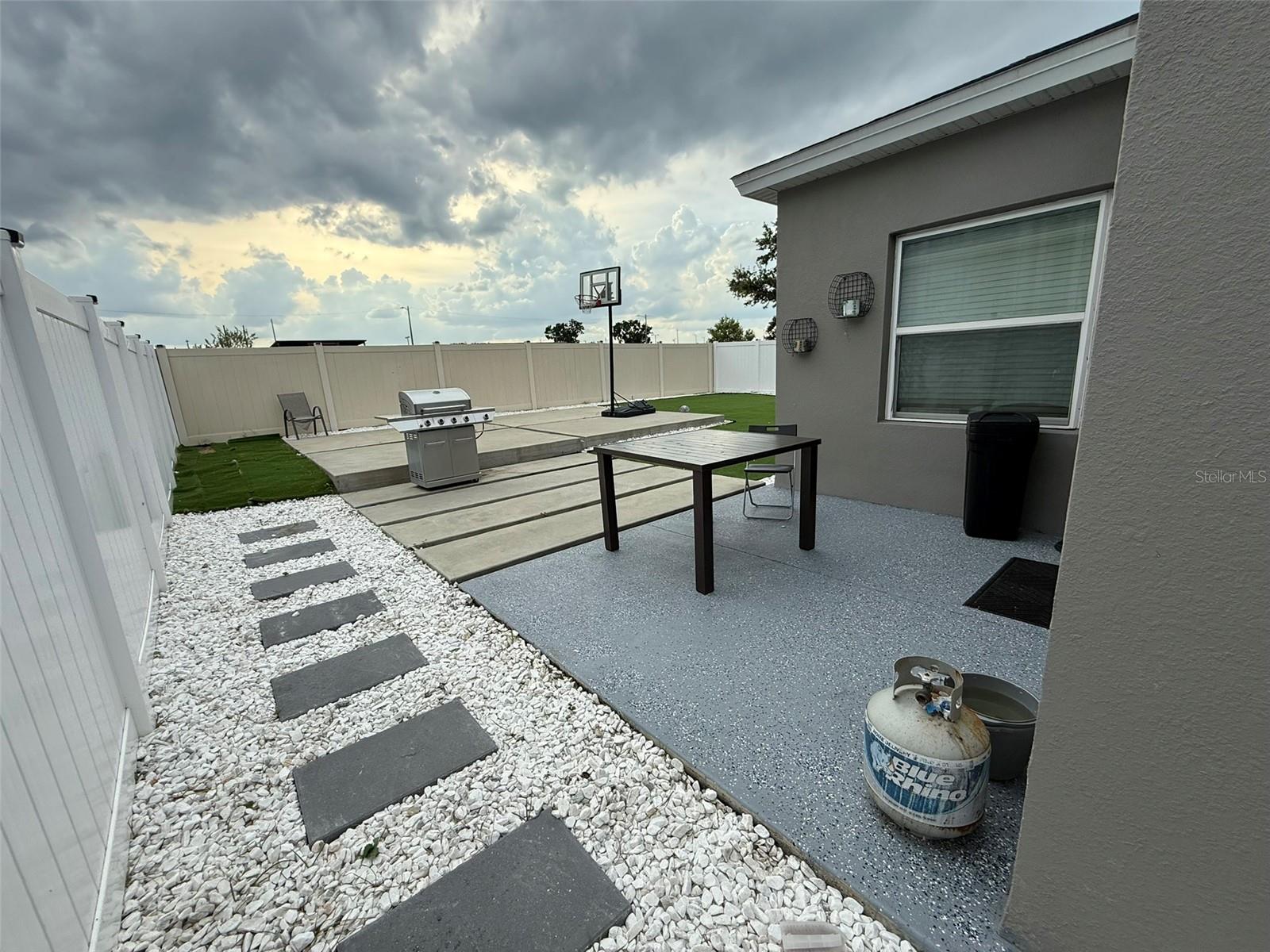 RIDGE/HLND MDWS - Residential Lease