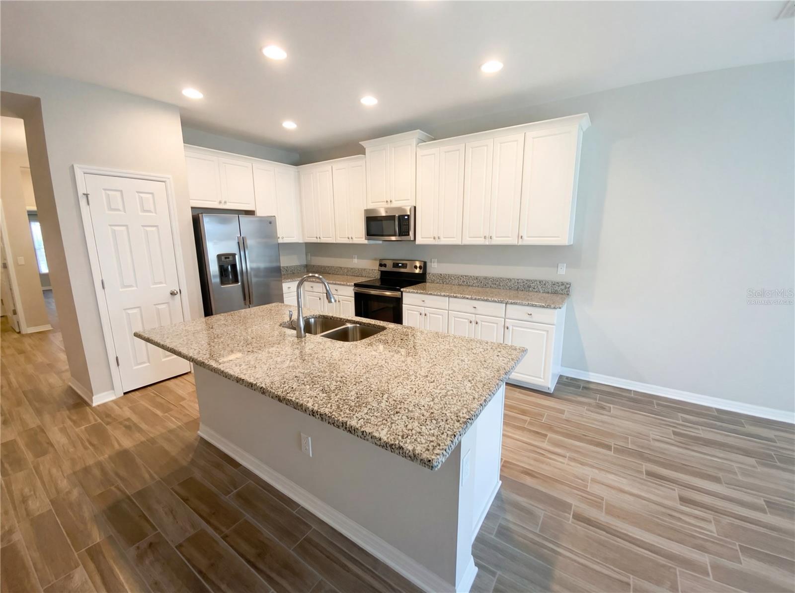 7423 POOL COMPASS LOOP