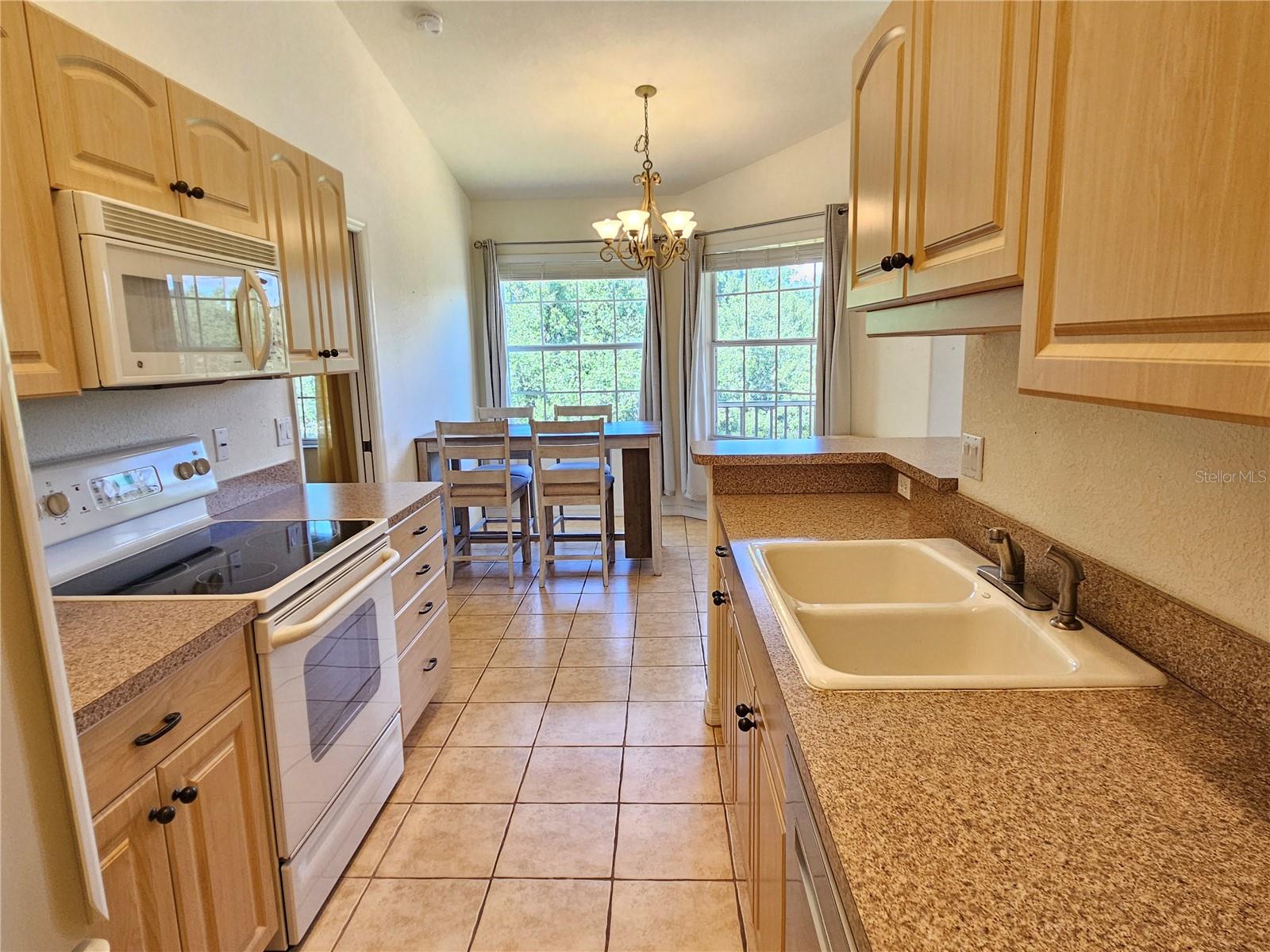 CASA DEL LAGO - Residential Lease