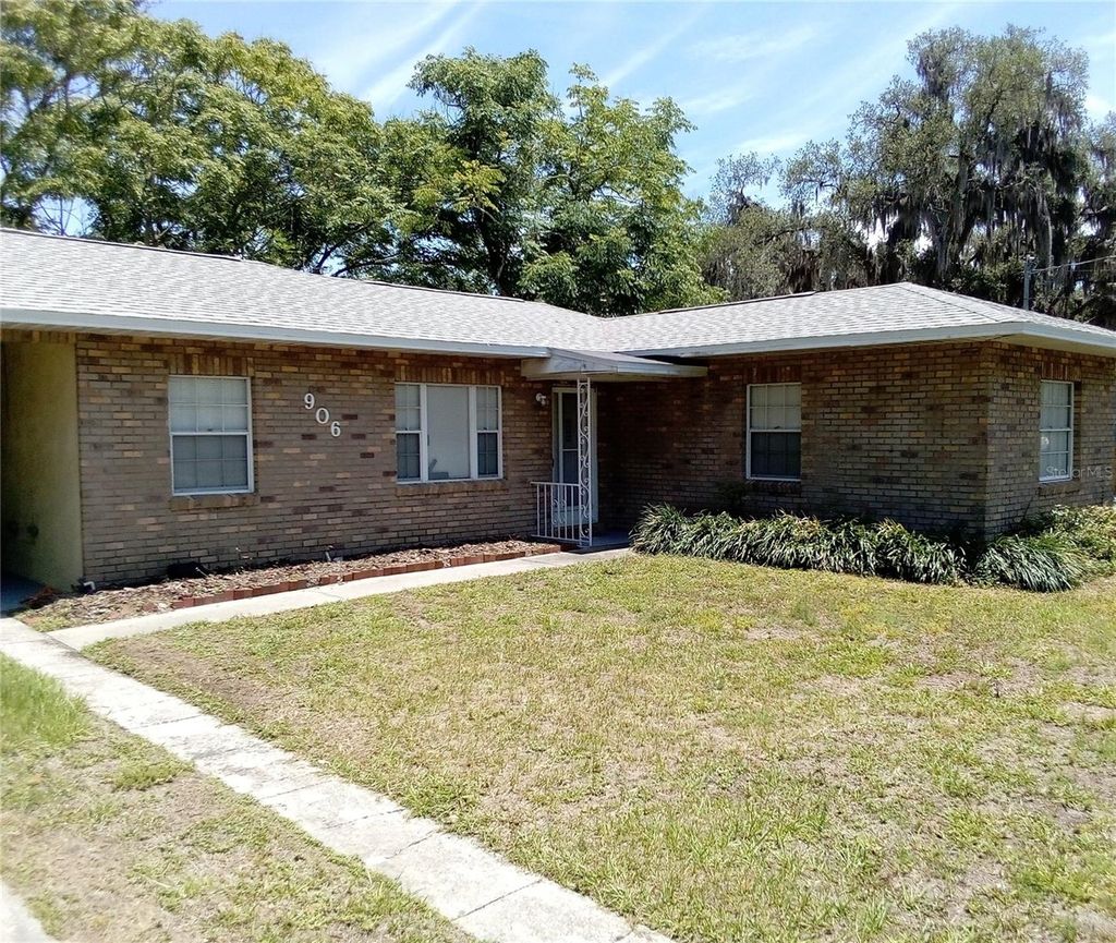 Photo of 906 Oak Drive, Leesburg, FL 34748 (MLS # W7886051)