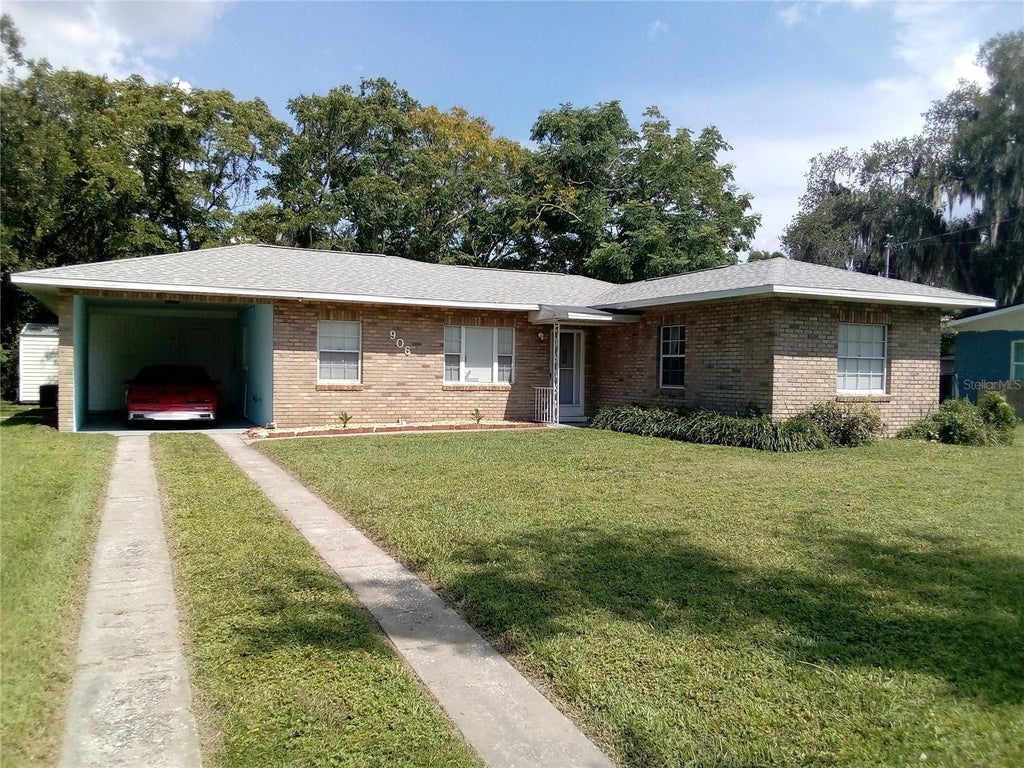 Photo of 906 Oak Drive, Leesburg, FL 34748 (MLS # W7886051)