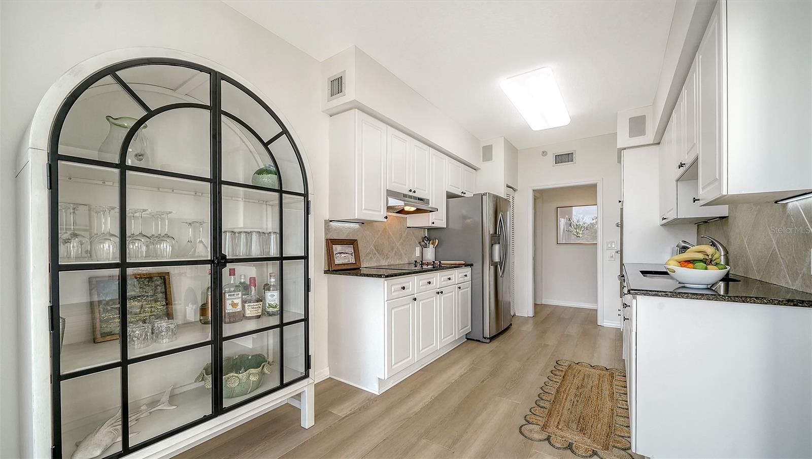 L ELEGANCE ON LIDO BEACH - Residential