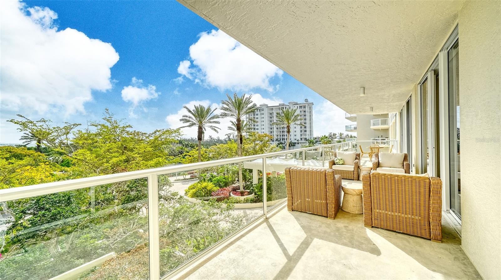 L ELEGANCE ON LIDO BEACH - Residential