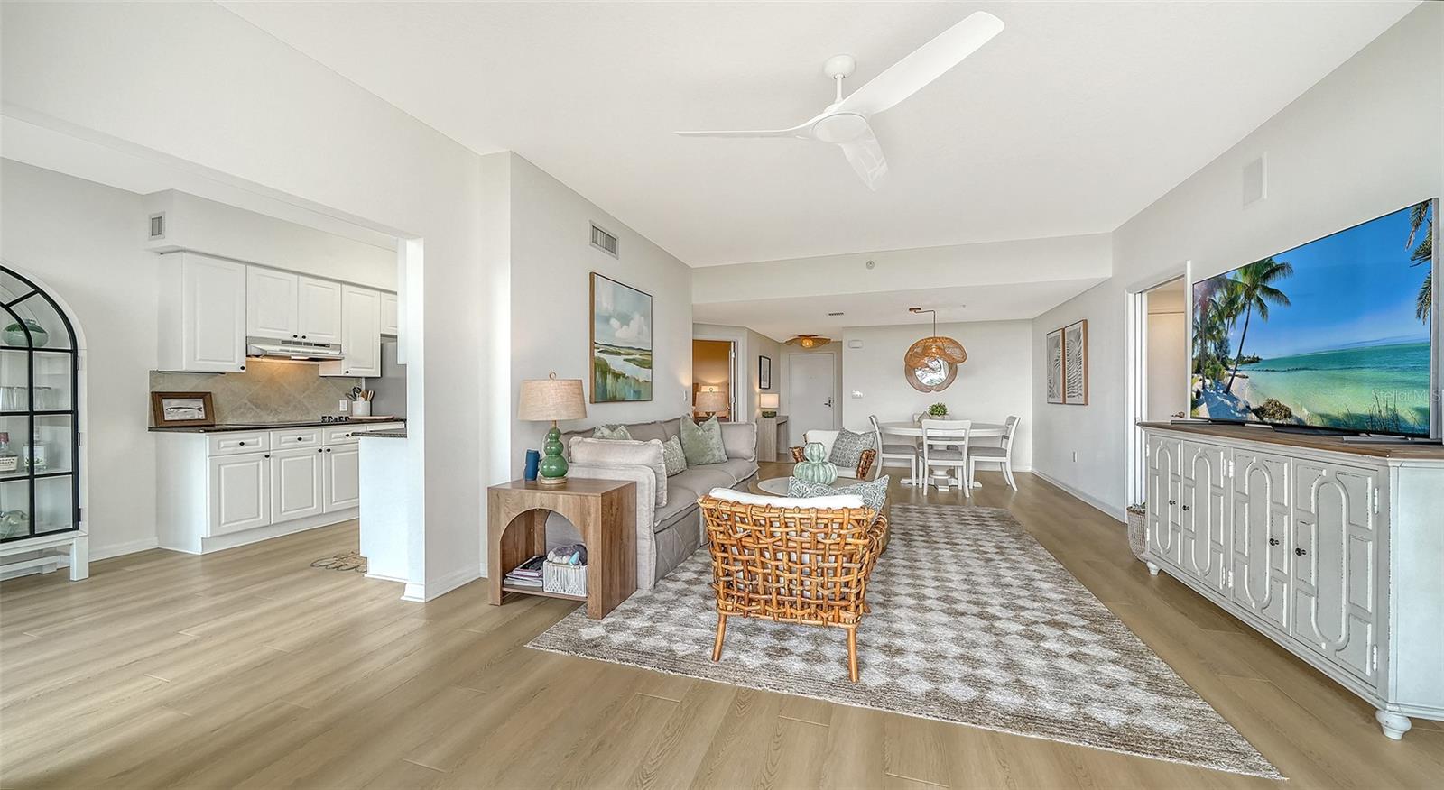 L ELEGANCE ON LIDO BEACH - Residential