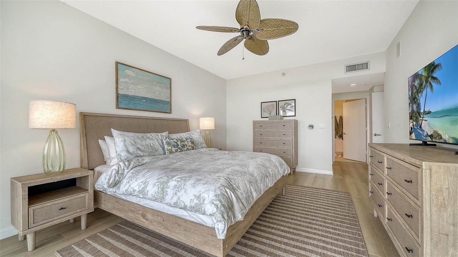 L ELEGANCE ON LIDO BEACH - Residential