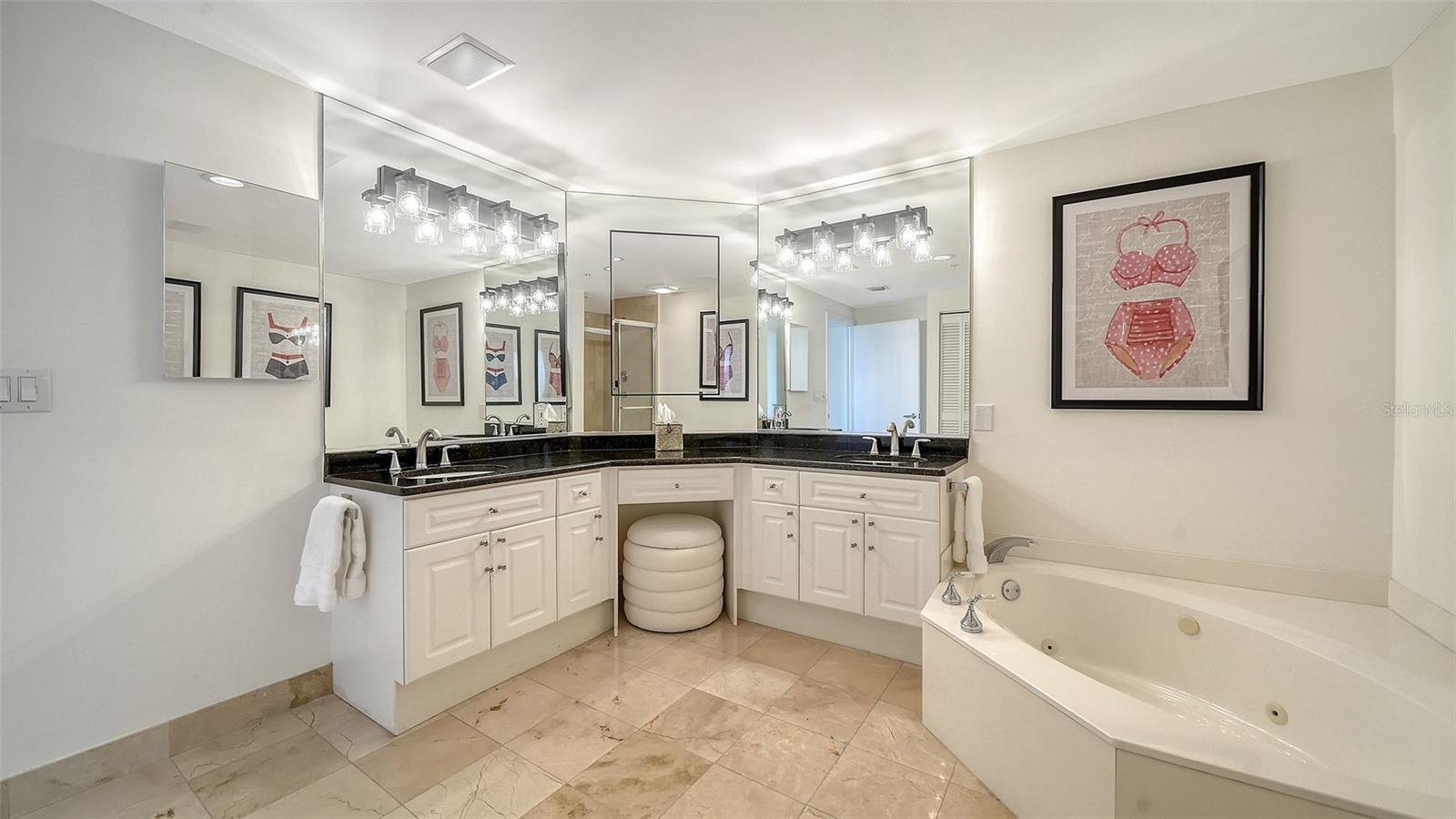 L ELEGANCE ON LIDO BEACH - Residential