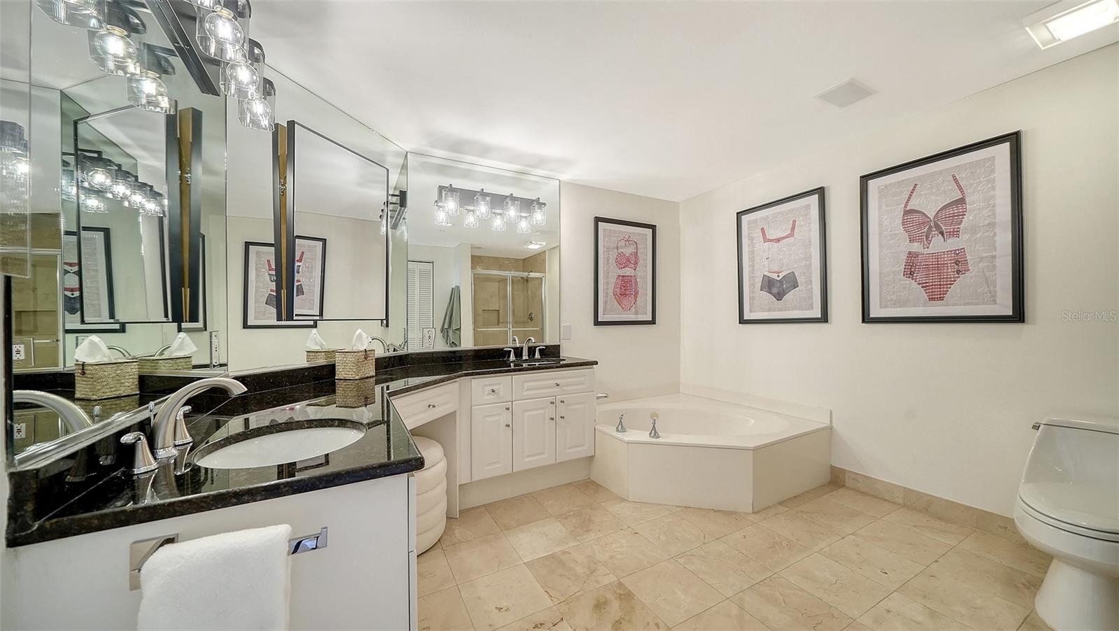 L ELEGANCE ON LIDO BEACH - Residential