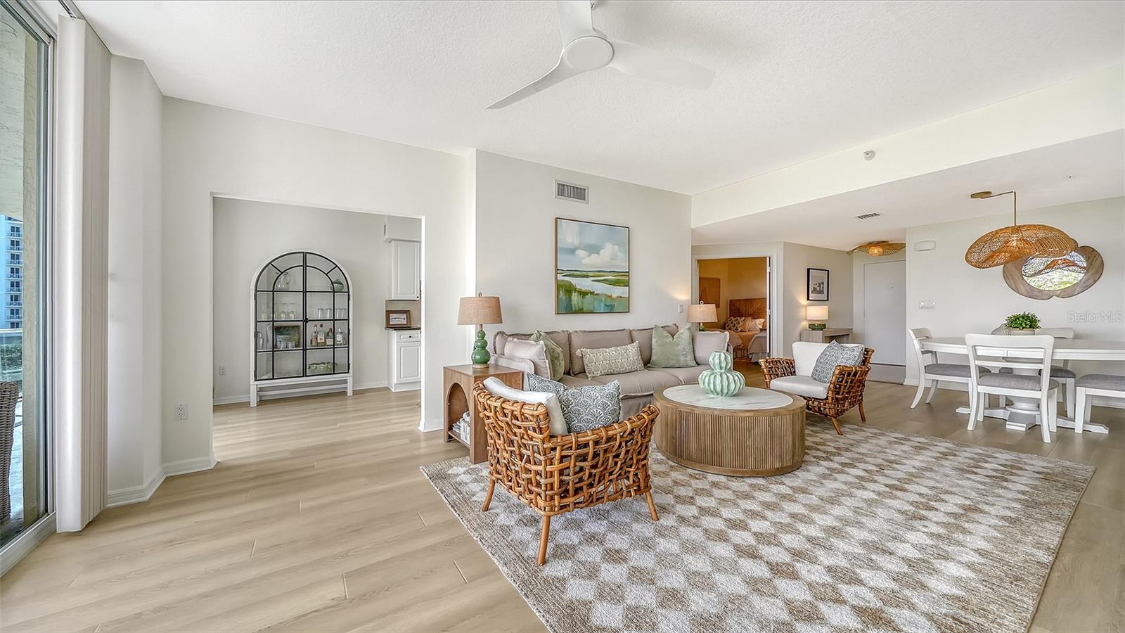 L ELEGANCE ON LIDO BEACH - Residential