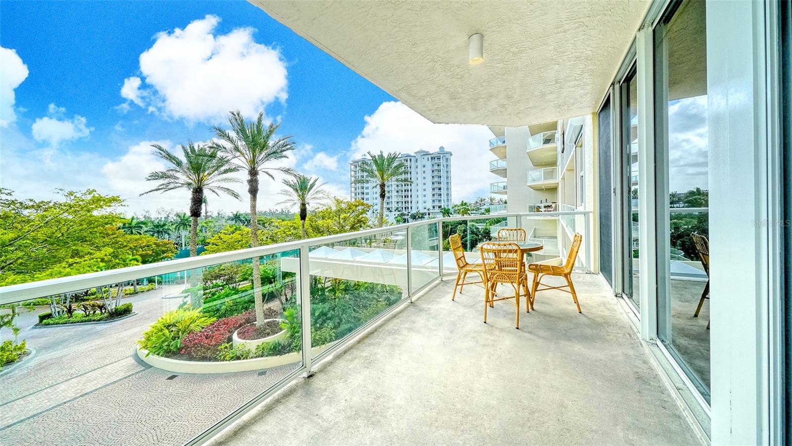 L ELEGANCE ON LIDO BEACH - Residential