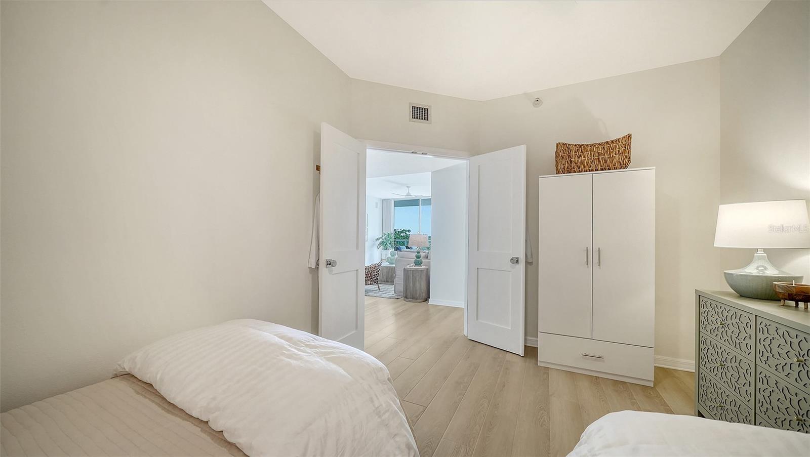 L ELEGANCE ON LIDO BEACH - Residential