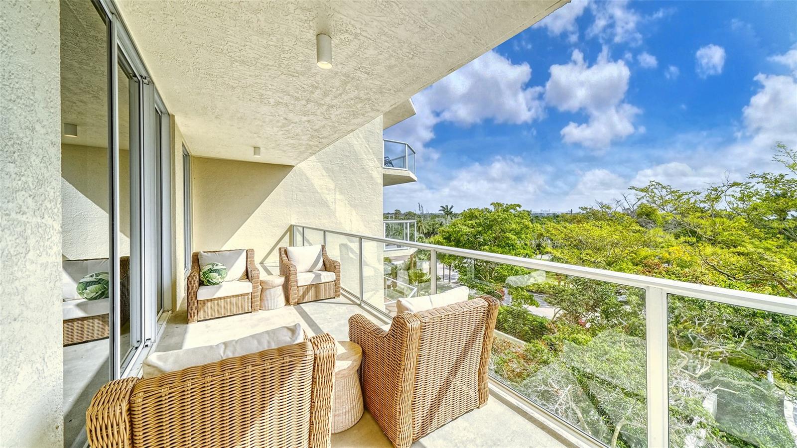 L ELEGANCE ON LIDO BEACH - Residential